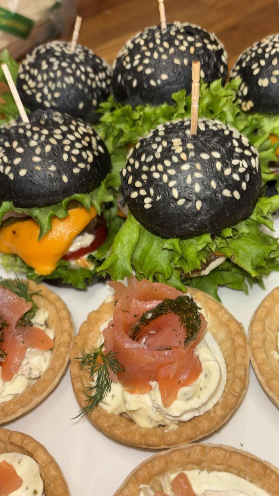 Mini-Burger mit schwarzen Buns