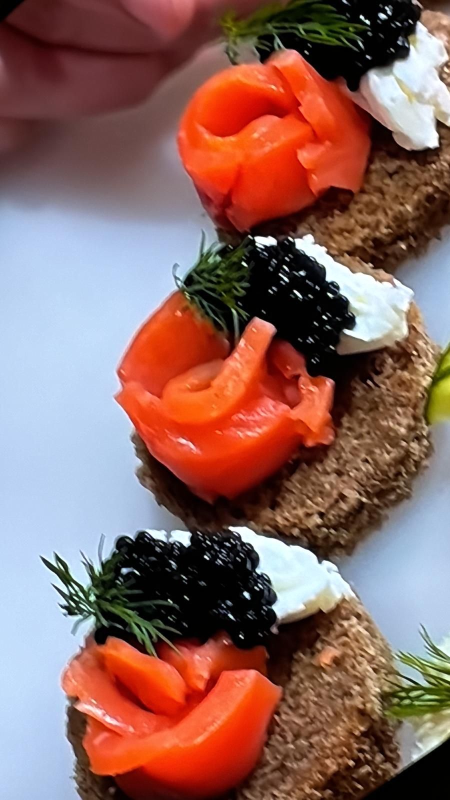 Roggenbrot mit Lachs und Kaviar