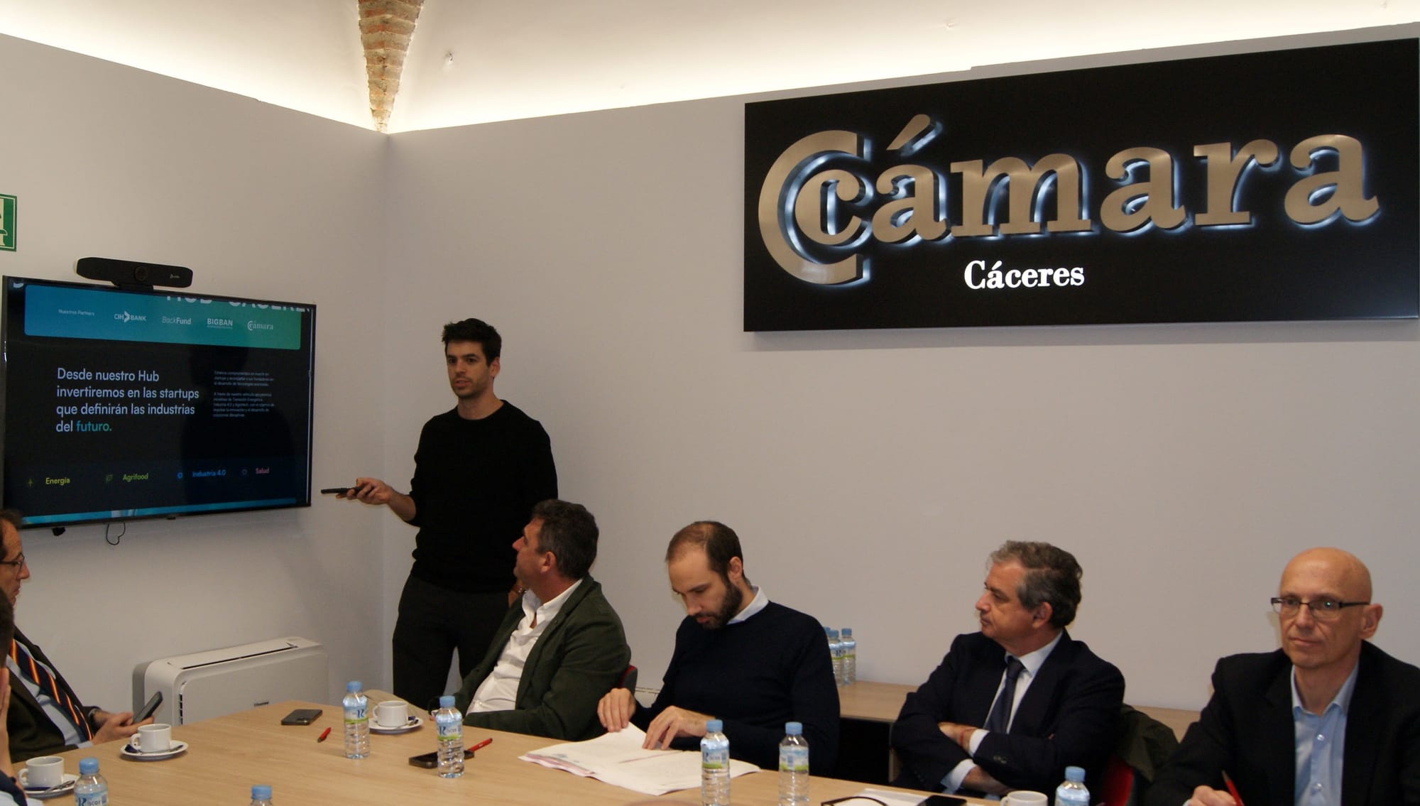 Cáceres Invest Hub entra en Candam y LetMeCharge