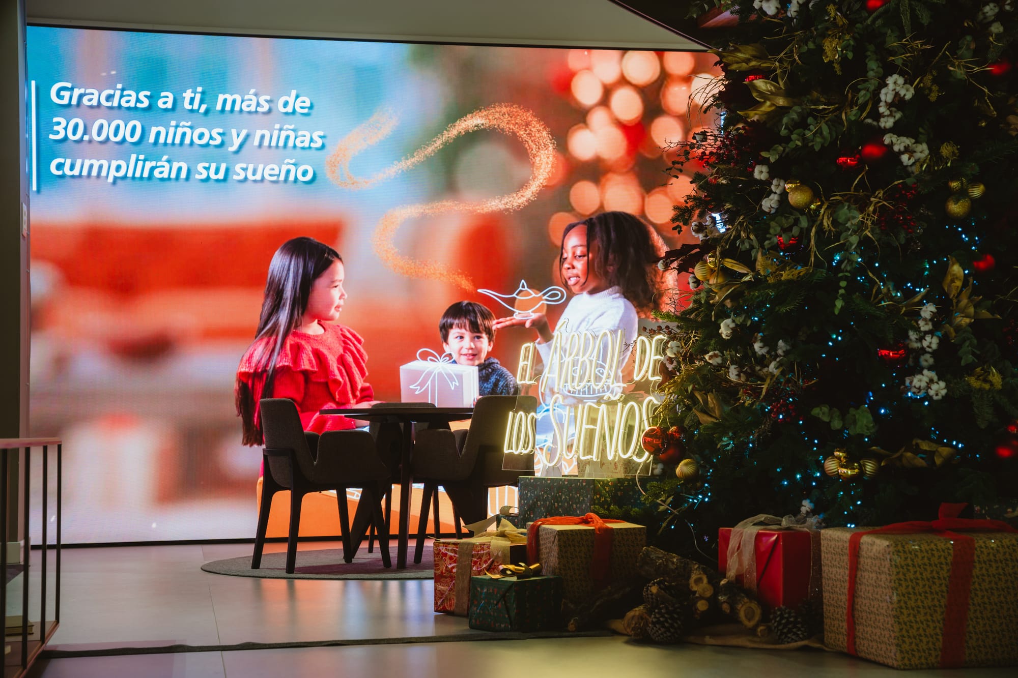 El Árbol de los Sueños de CaixaBank reparte 34.000 regalos a niños en vulnerabilidad