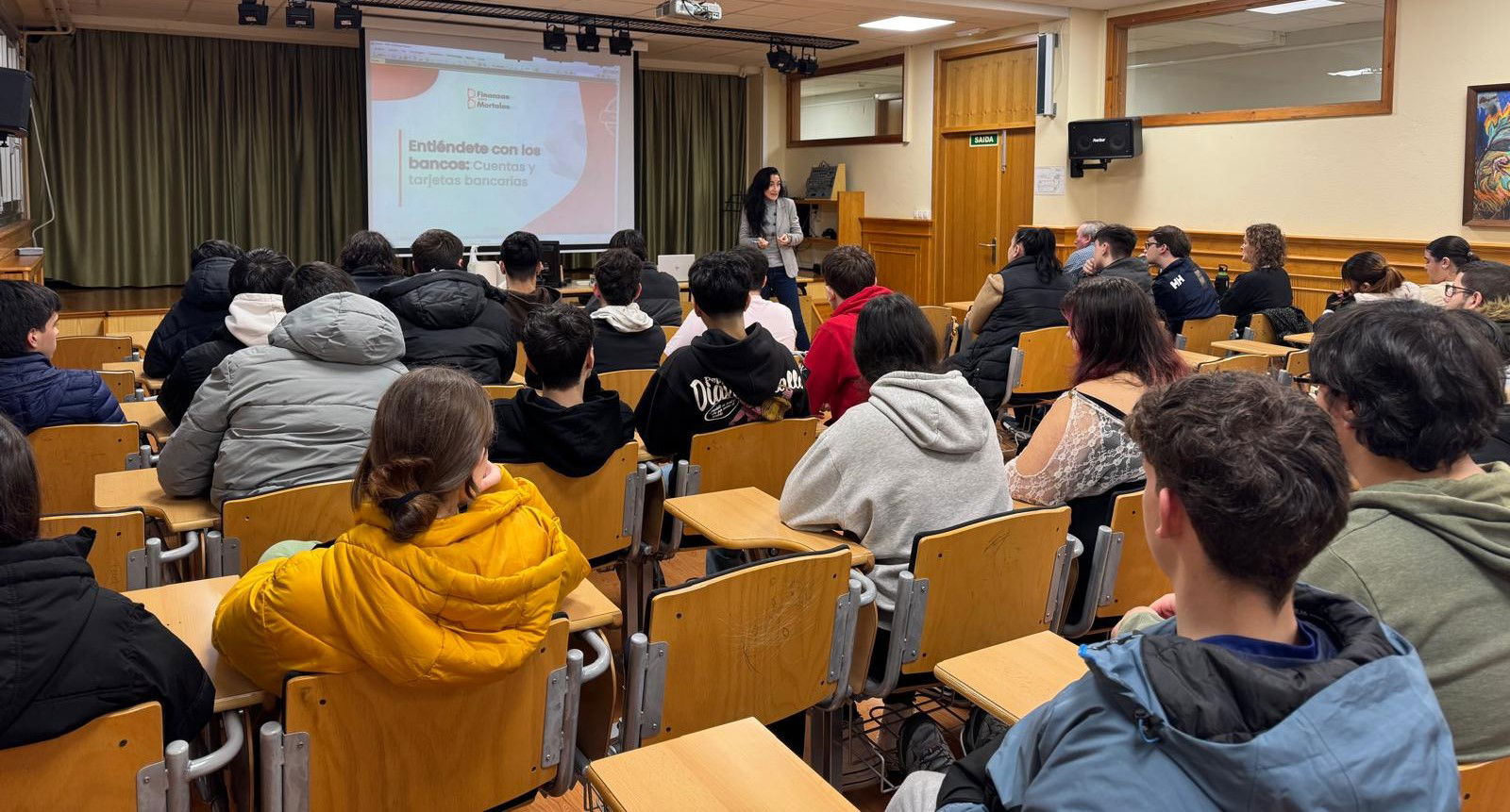 Voluntarios del Santander dan talleres en institutos de Galicia