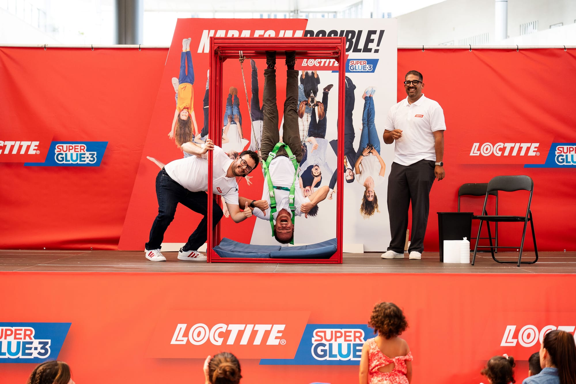 Loctite cuelga una persona boca abajo solo con pegamento