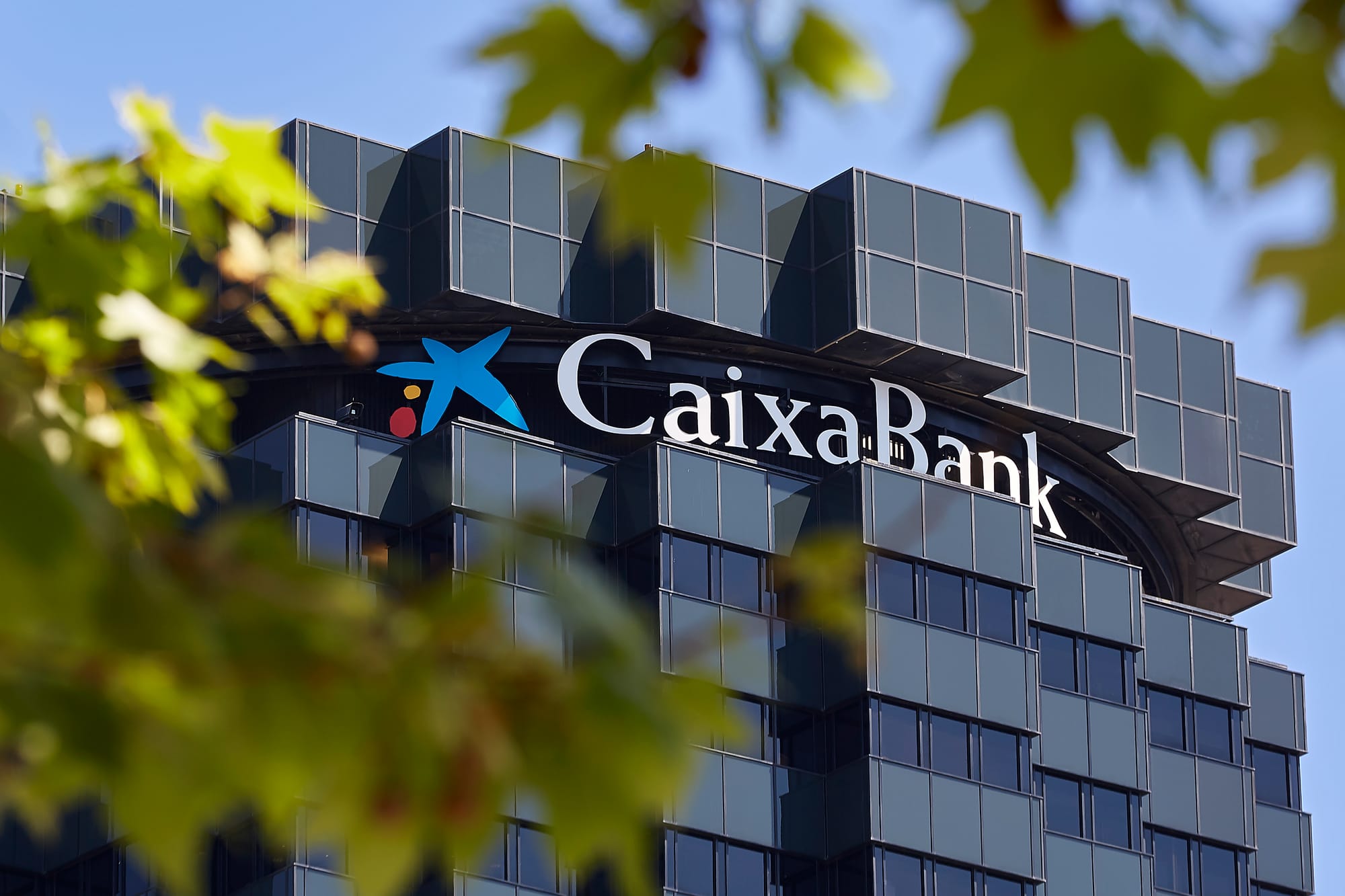 CaixaBank ofrece financiación bonificada para autos ecológicos