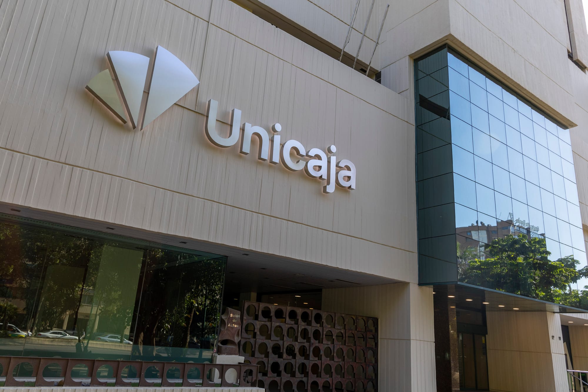 Unicaja agrupa productos de financiación para empresas y autónomos