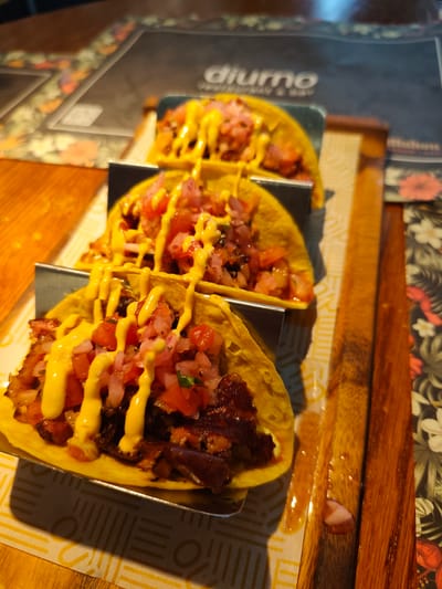 Diurno monta el taco con la oreja