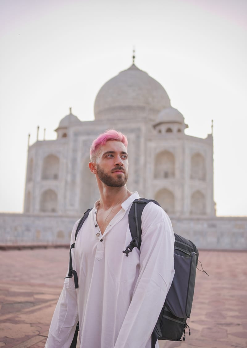 Holafly premia a Enrique Alex como mejor influencer de viajes