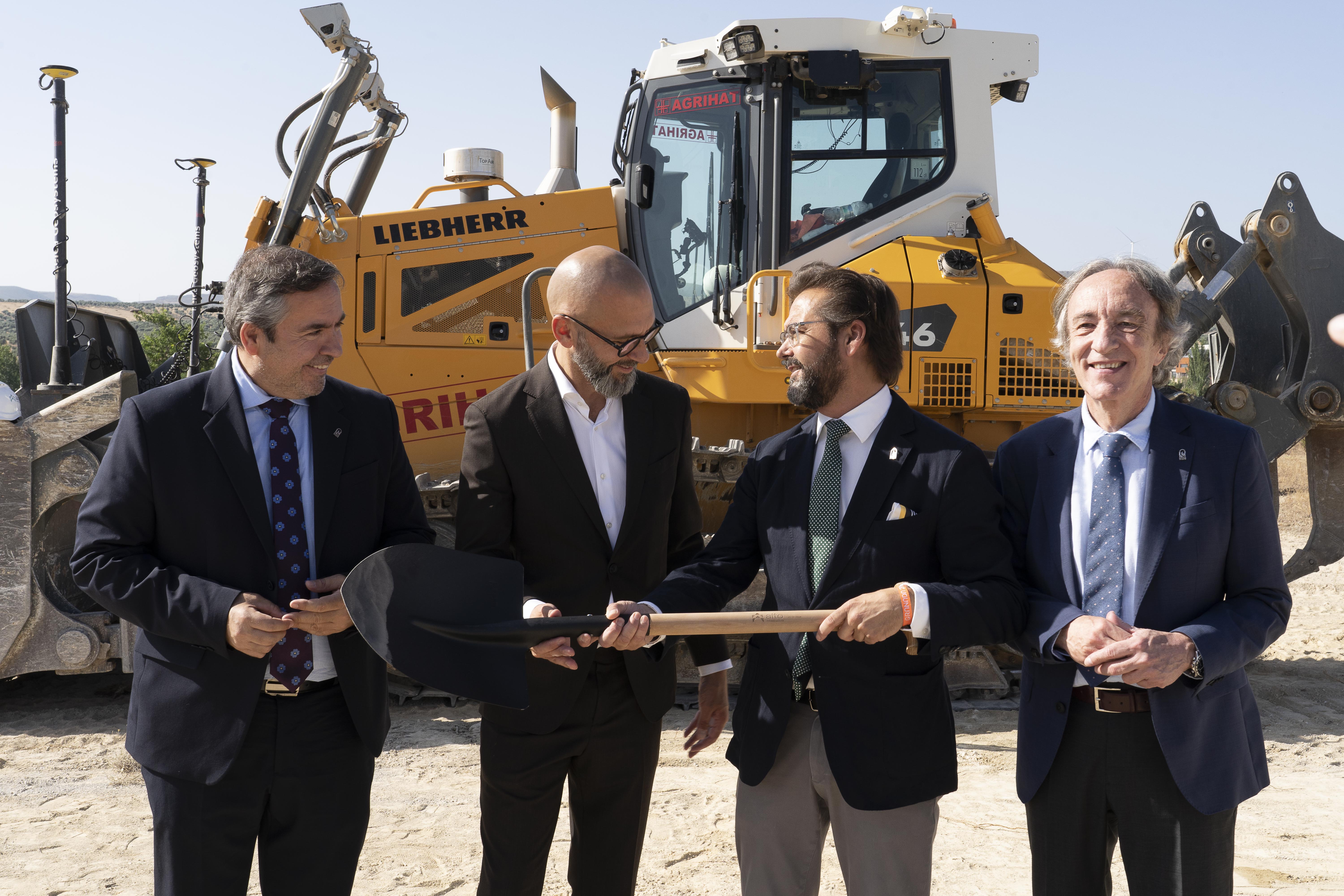De izquierda a derecha: Gumersindo Fernandez (delegado territorial Economía, Hacienda y Fondos Europeos y de Industria, Energía y Minas de la Junta ya de Andalucía), Gísli Kr. (CEO de Alto Infrastructure), Antonio Granados (delegado de Gobierno de la Junta de Andalucía en Granada) e Indalecio Sánchez-Montesinos (delegado Territorial de Salud y Consumo de la Junta de Andalucía).