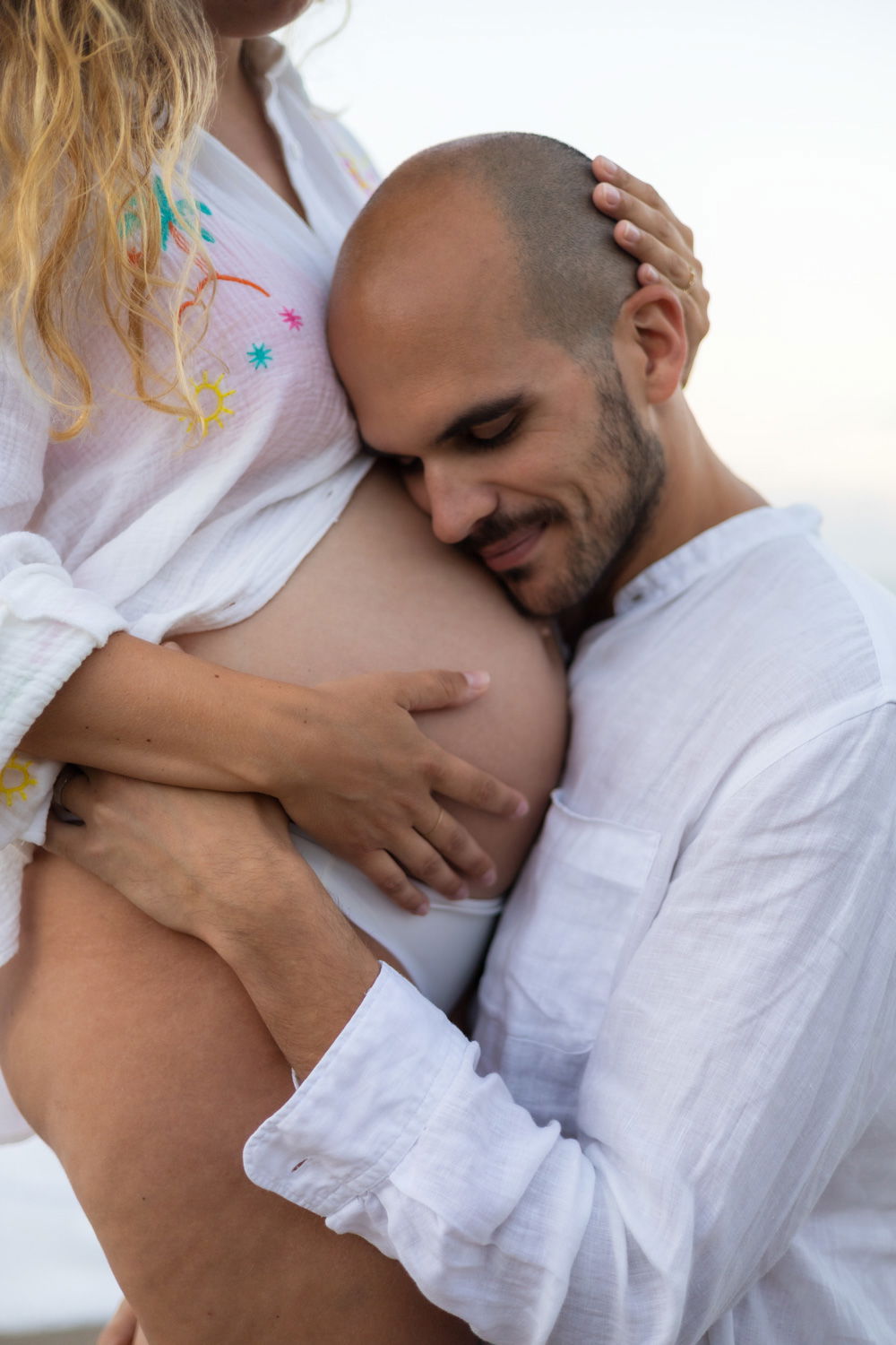 Beach Maternity Photoshoot in Rethymno, Crete – Pregnancy Portraits