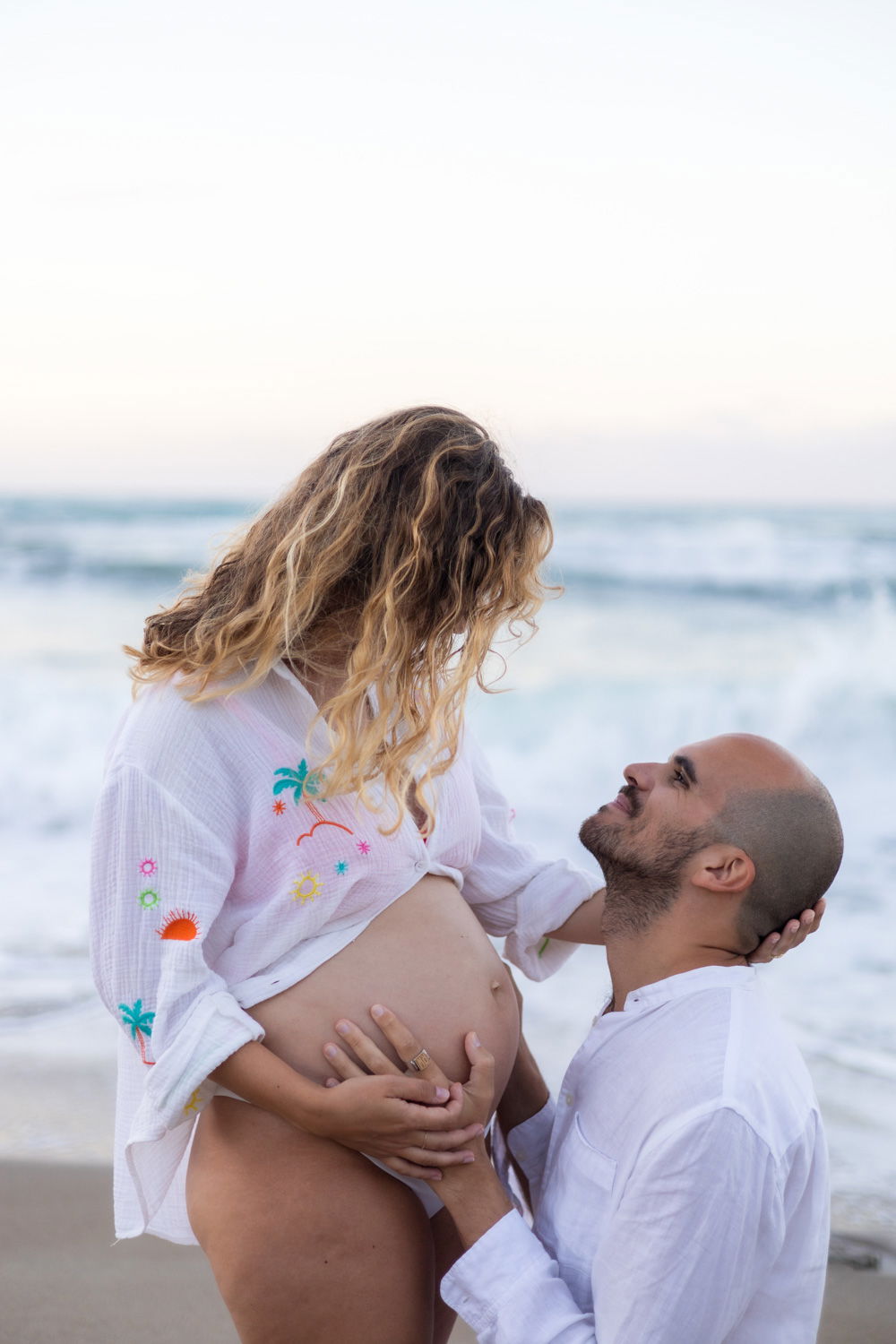 Beach Maternity Photoshoot in Rethymno, Crete – Pregnancy Portraits