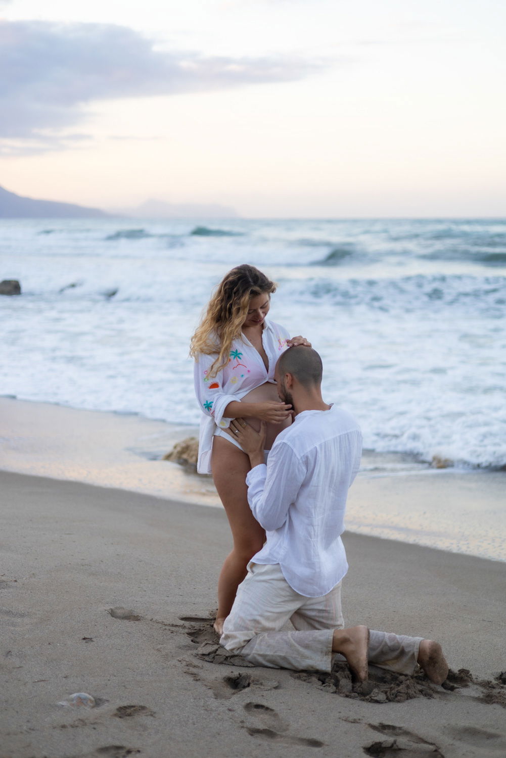 Beach Maternity Photoshoot in Rethymno, Crete – Pregnancy Portraits