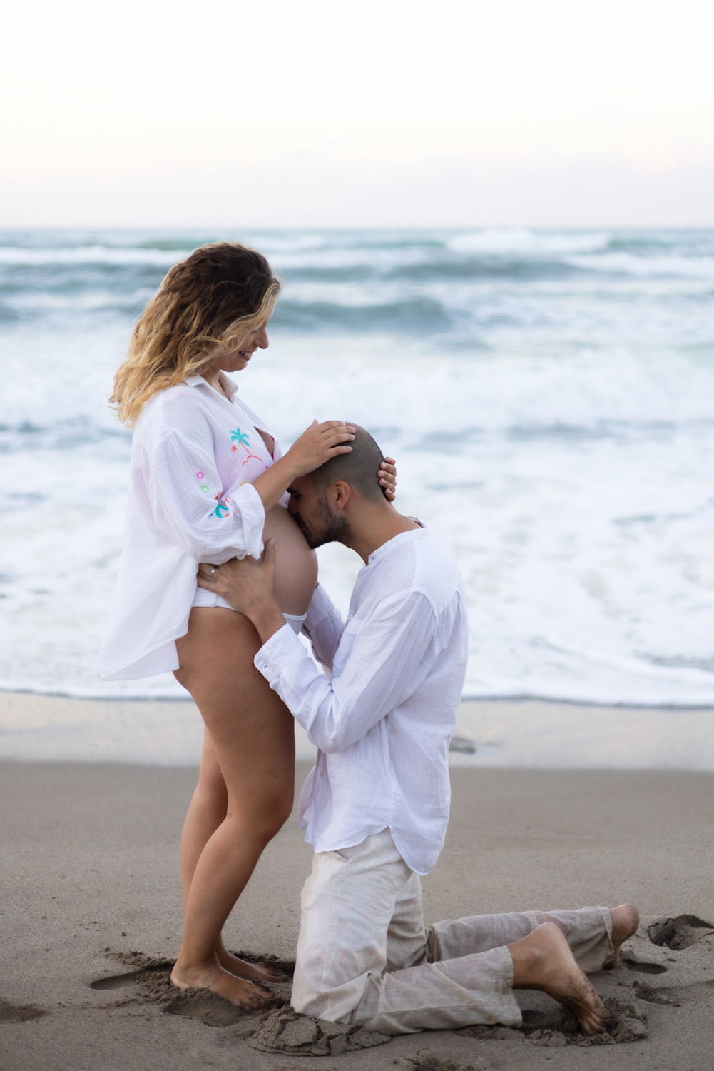 Beach Maternity Photoshoot in Rethymno, Crete – Pregnancy Portraits