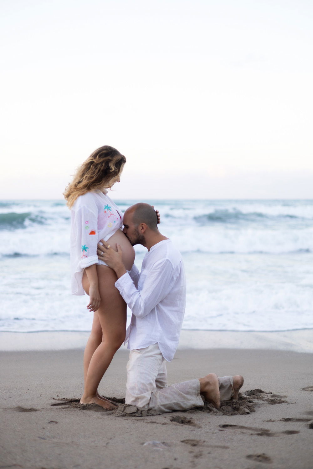 Beach Maternity Photoshoot in Rethymno, Crete – Pregnancy Portraits