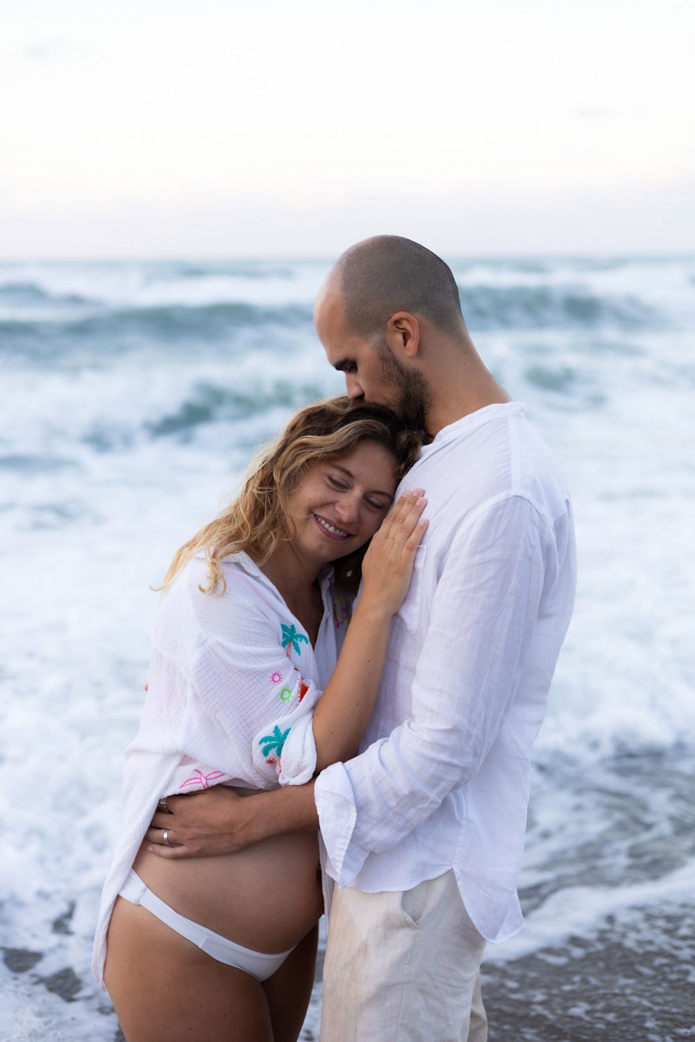 Beach Maternity Photoshoot in Rethymno, Crete – Pregnancy Portraits