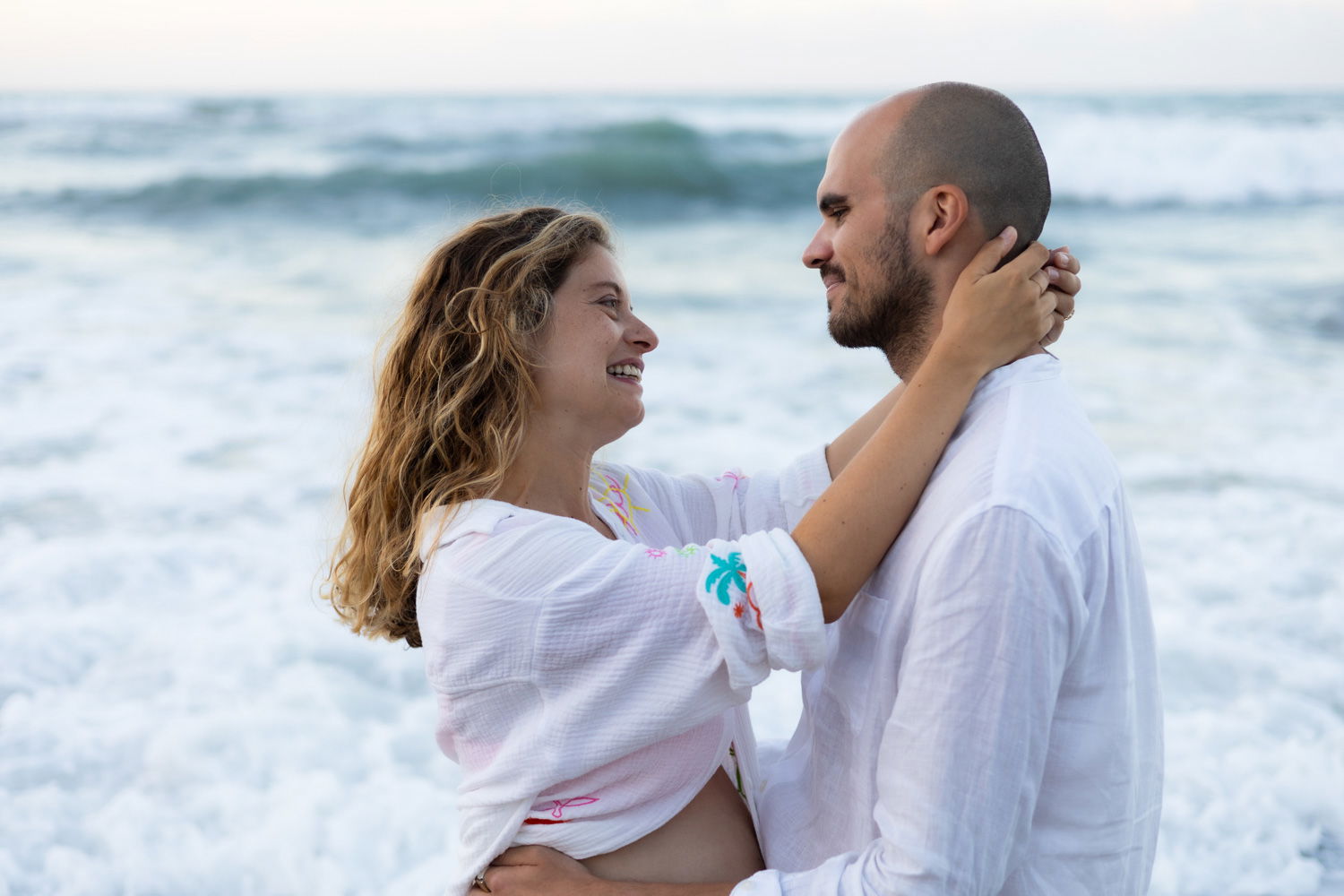Beach Maternity Photoshoot in Rethymno, Crete – Pregnancy Portraits