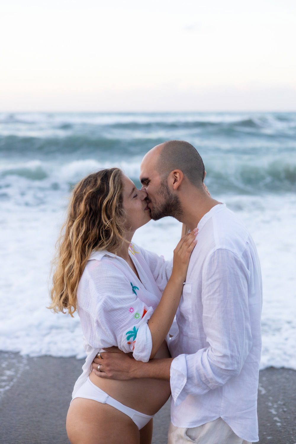 Beach Maternity Photoshoot in Rethymno, Crete – Pregnancy Portraits