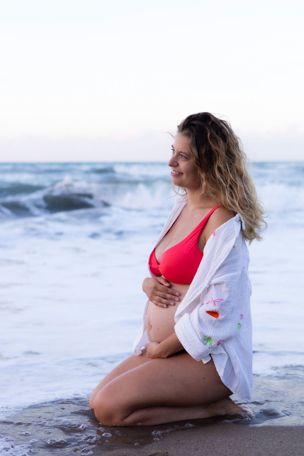 Beach Maternity Photoshoot in Rethymno, Crete – Pregnancy Portraits