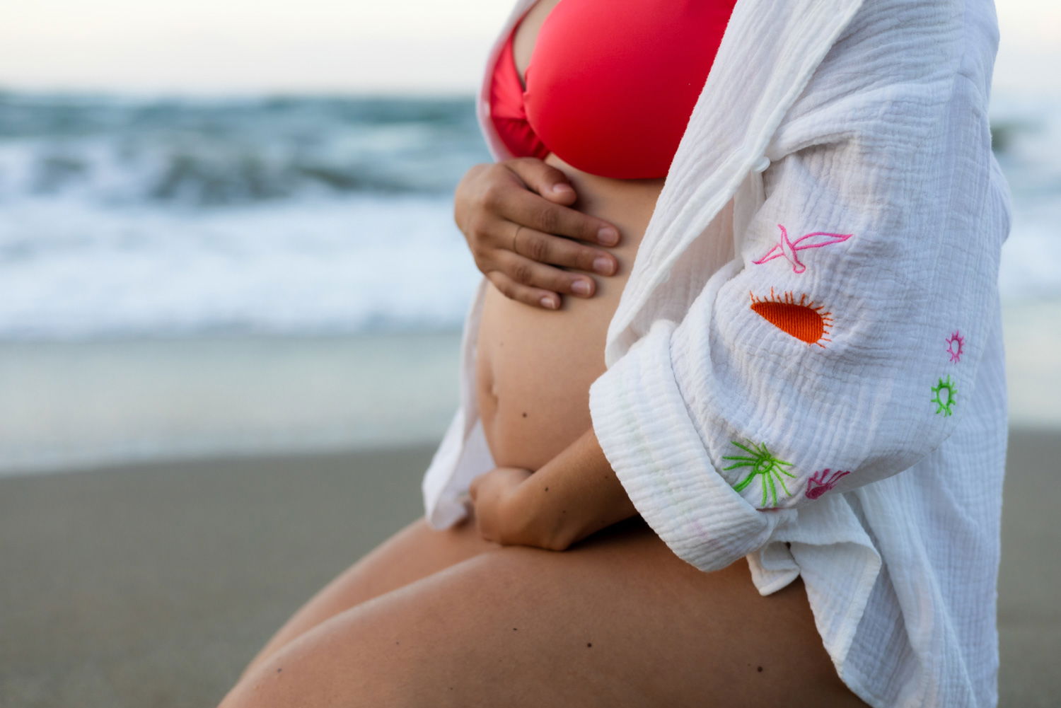 Beach Maternity Photoshoot in Rethymno, Crete – Pregnancy Portraits