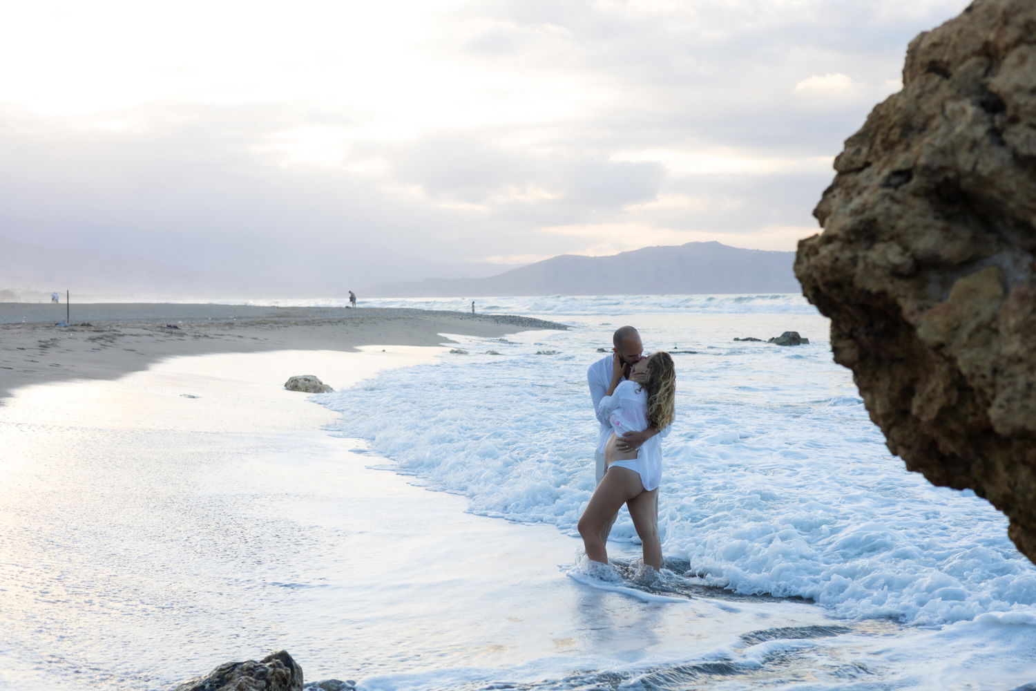 Beach Maternity Photoshoot in Rethymno, Crete – Pregnancy Portraits
