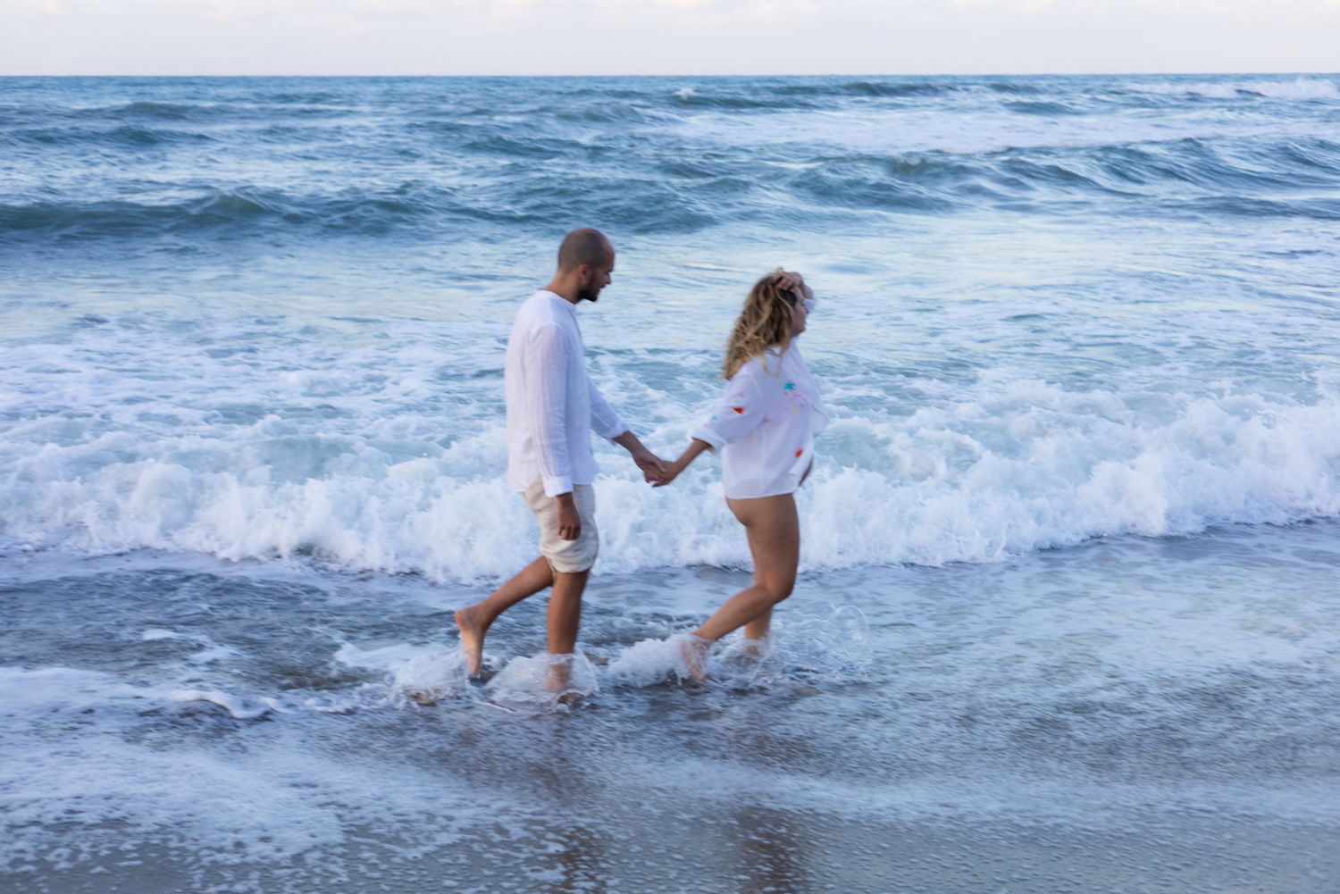 Beach Maternity Photoshoot in Rethymno, Crete – Pregnancy Portraits