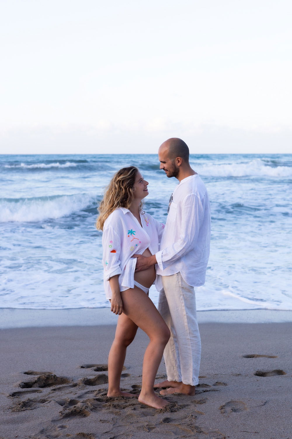 Beach Maternity Photoshoot in Rethymno, Crete – Pregnancy Portraits