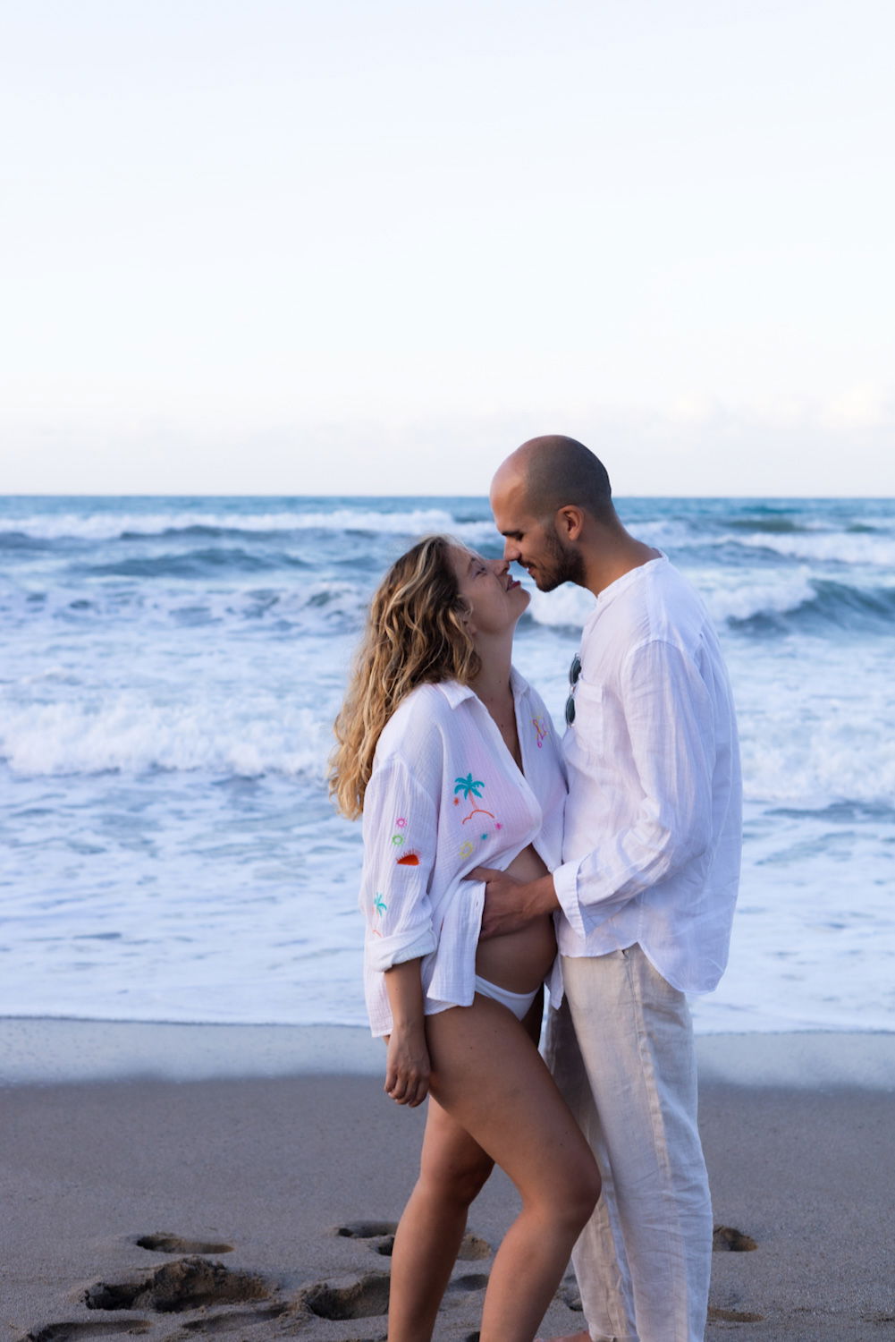 Beach Maternity Photoshoot in Rethymno, Crete – Pregnancy Portraits