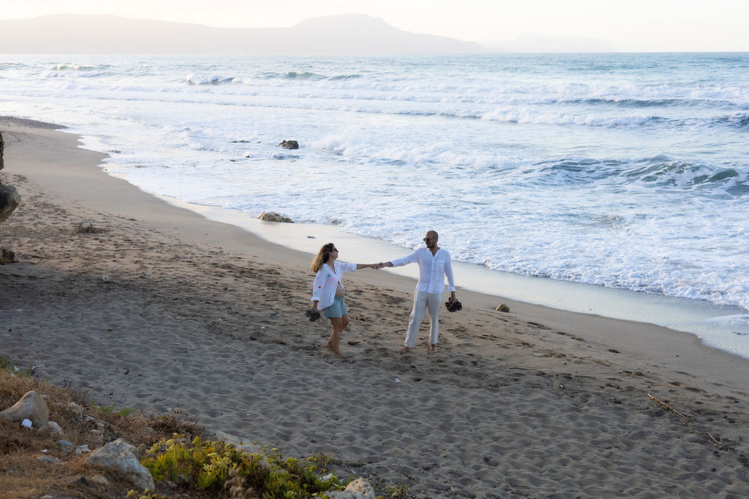 Beach Maternity Photoshoot in Rethymno, Crete – Pregnancy Portraits