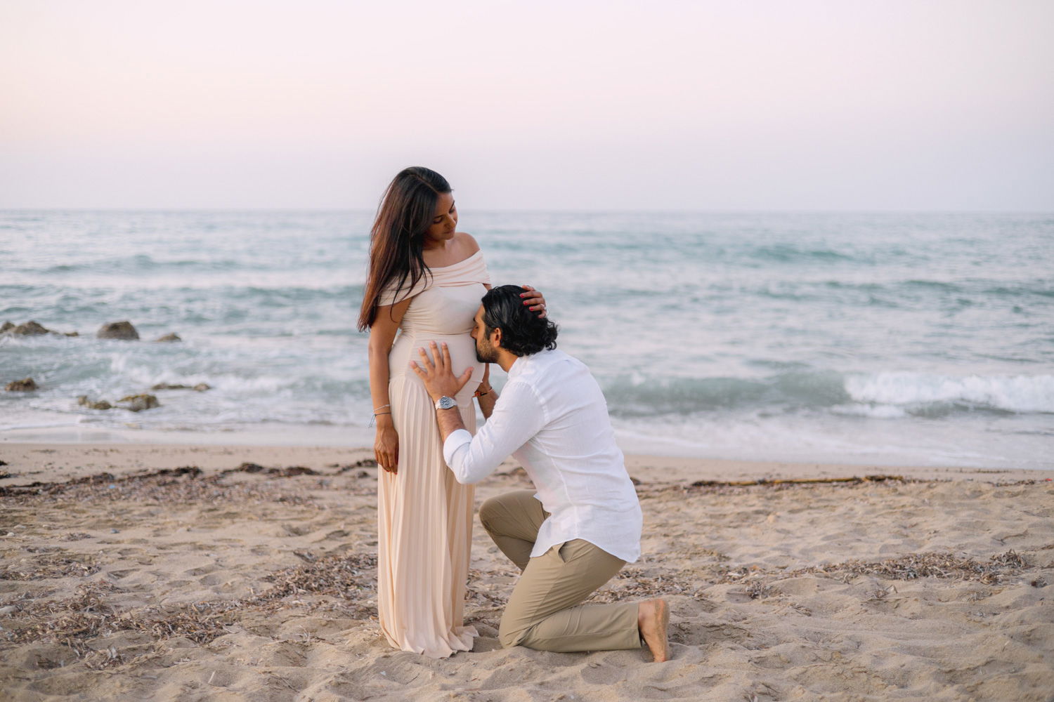 Maternity Love Story in Crete – Beach & Lifestyle Photoshoot