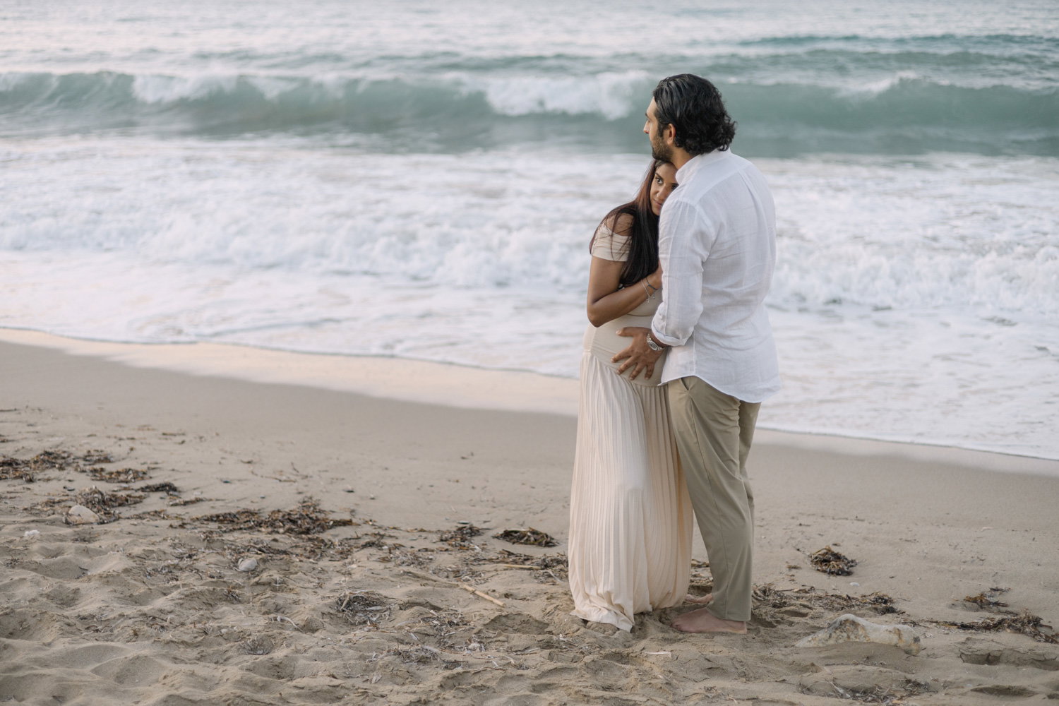 Maternity Love Story in Crete – Beach & Lifestyle Photoshoot