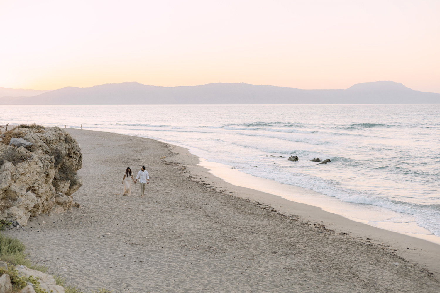Maternity Love Story in Crete – Beach & Lifestyle Photoshoot