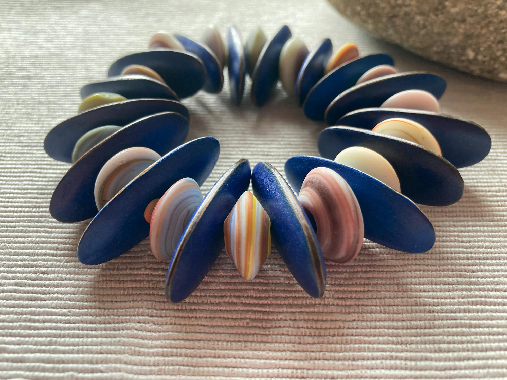 Elastisches Armband GEWITTERWOLKEN I Glasperlen und Akazienholz