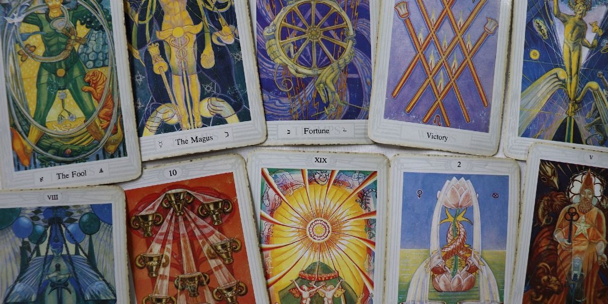 A Tarot nem egy „jóskártya”,  gazdag szimbólumrendszere alkalmas arra, hogy a legfinomabb változásokra is felhívja a figyelmet