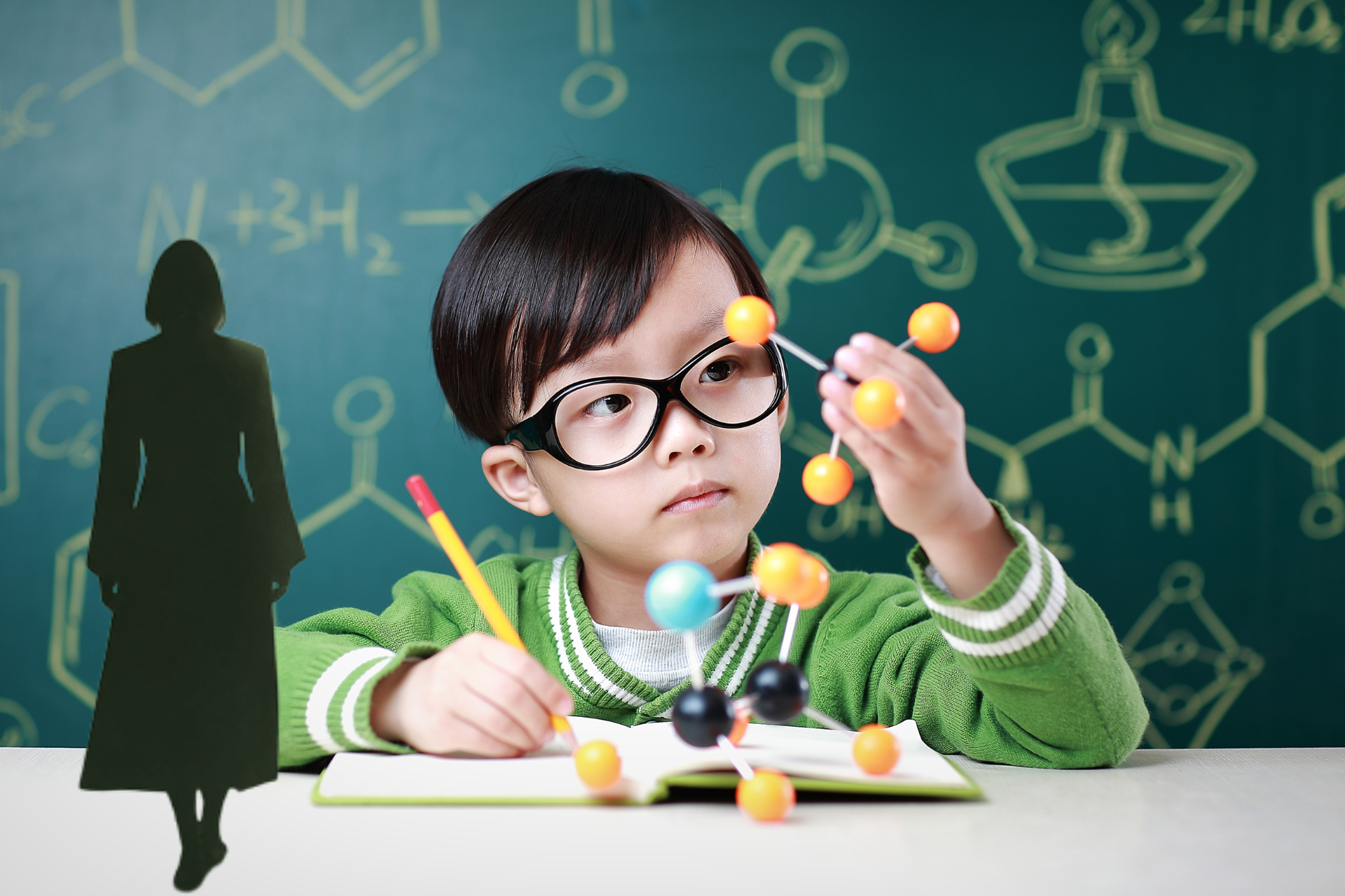 Emberalak és egy tanuló gyermek zöld tónusú háttérben, jelképezve, hogy az élethelyzetek nem hibák, hanem tanulási lépések a személyes fejlődésben