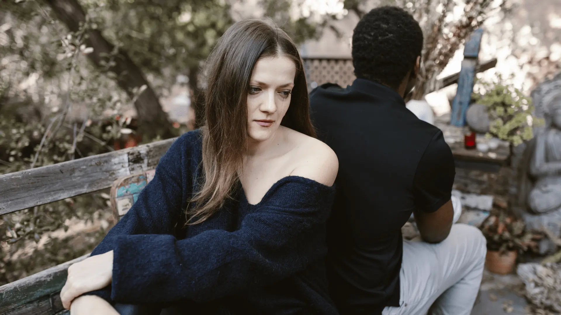 az egymásnak hat átfordító pár szimbolizálja a válást