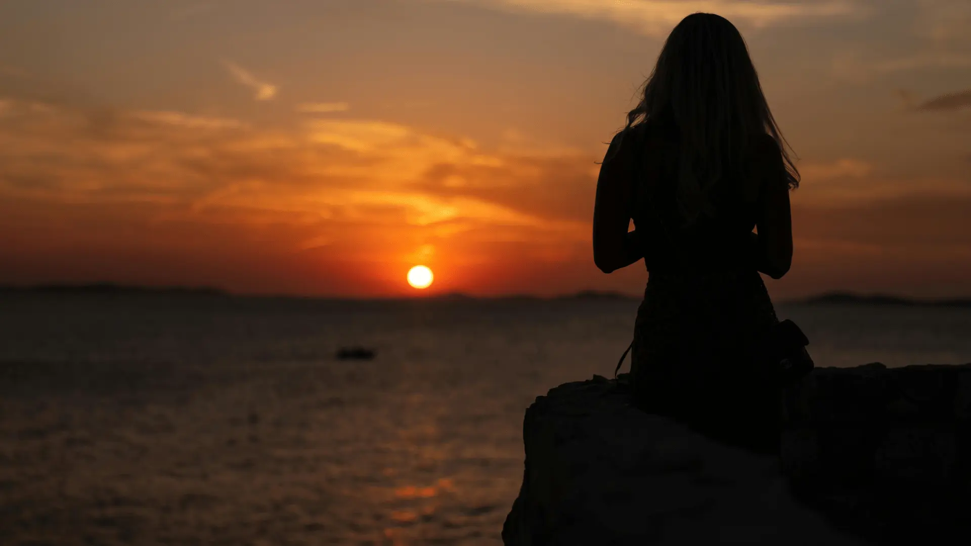 a magányt feldolgozó nő a naplementében