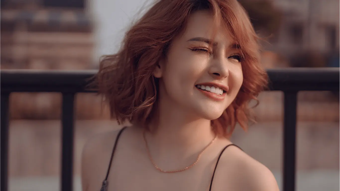 a boldogságot sugárzó nő, a belső béke megtalálásának szimbóluma