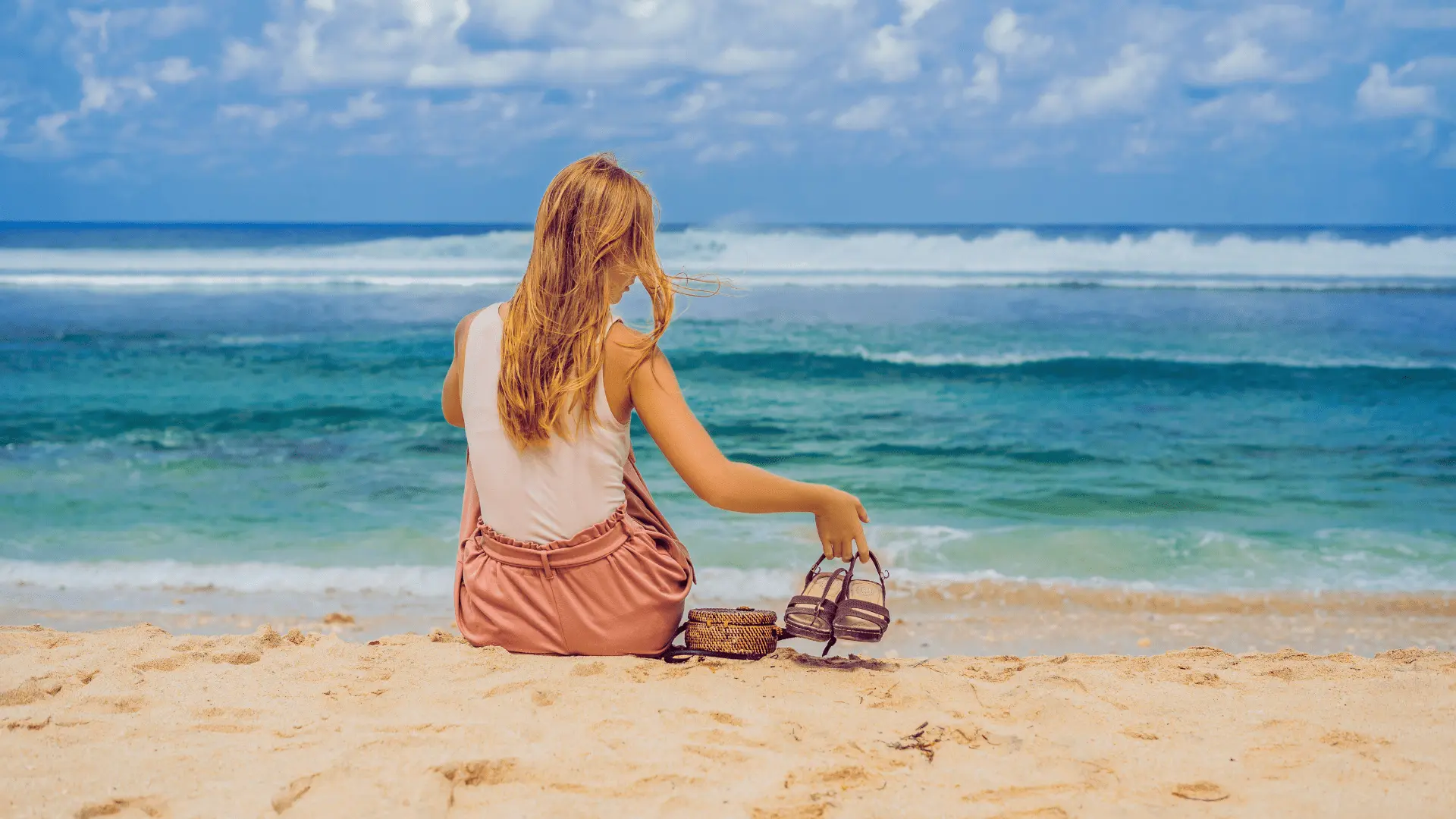 várakozó nő a tengerparton, új élet előtt