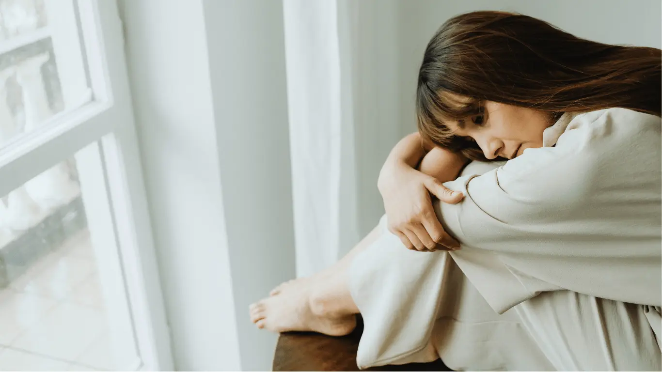 Érzelmi regresszió szakítás után – önmagába húzódó ember