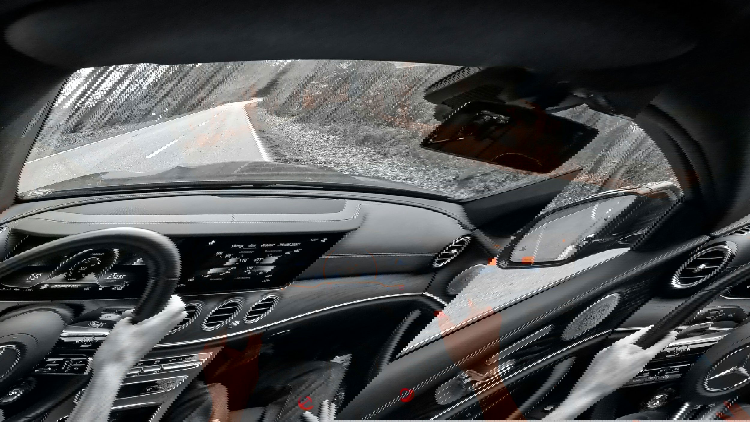 a kormányt tartó ember, aki tudatosan irányítja saját életútját