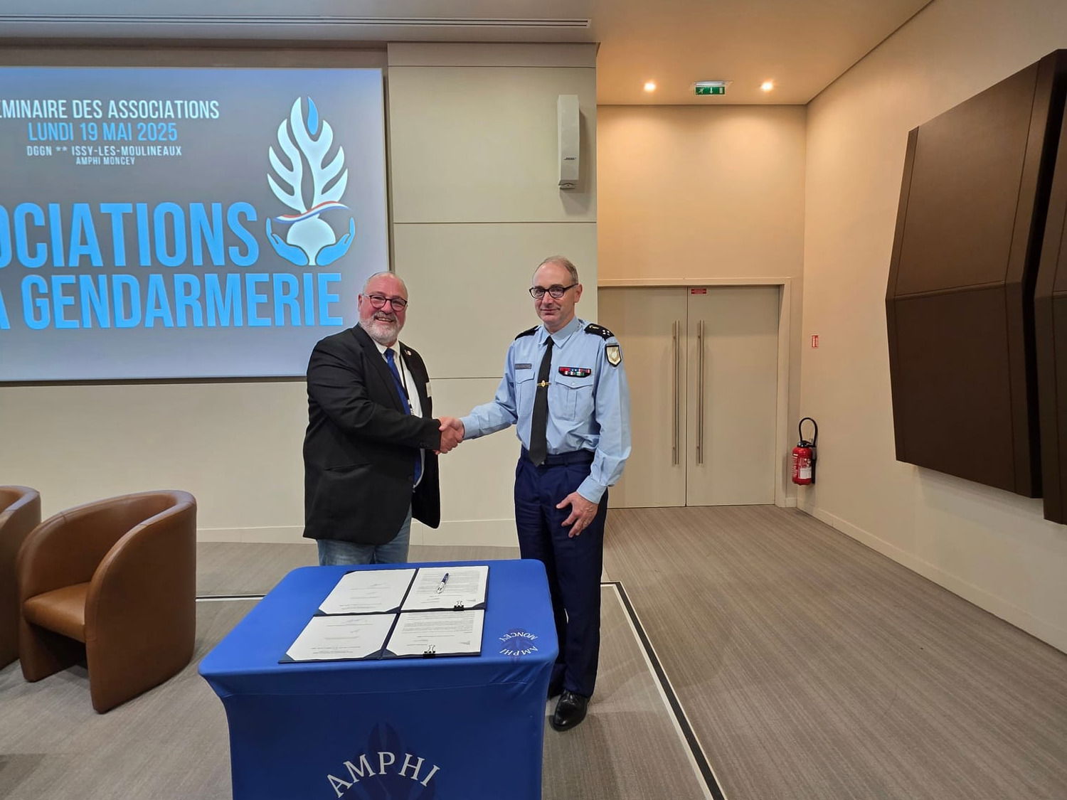 Signature de la charte des associations de la Gendarmerie par l'ANAREG