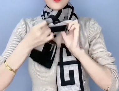 ABBIGLIAMENTO: MILLE MODI PER INDOSSARE FOULARDS