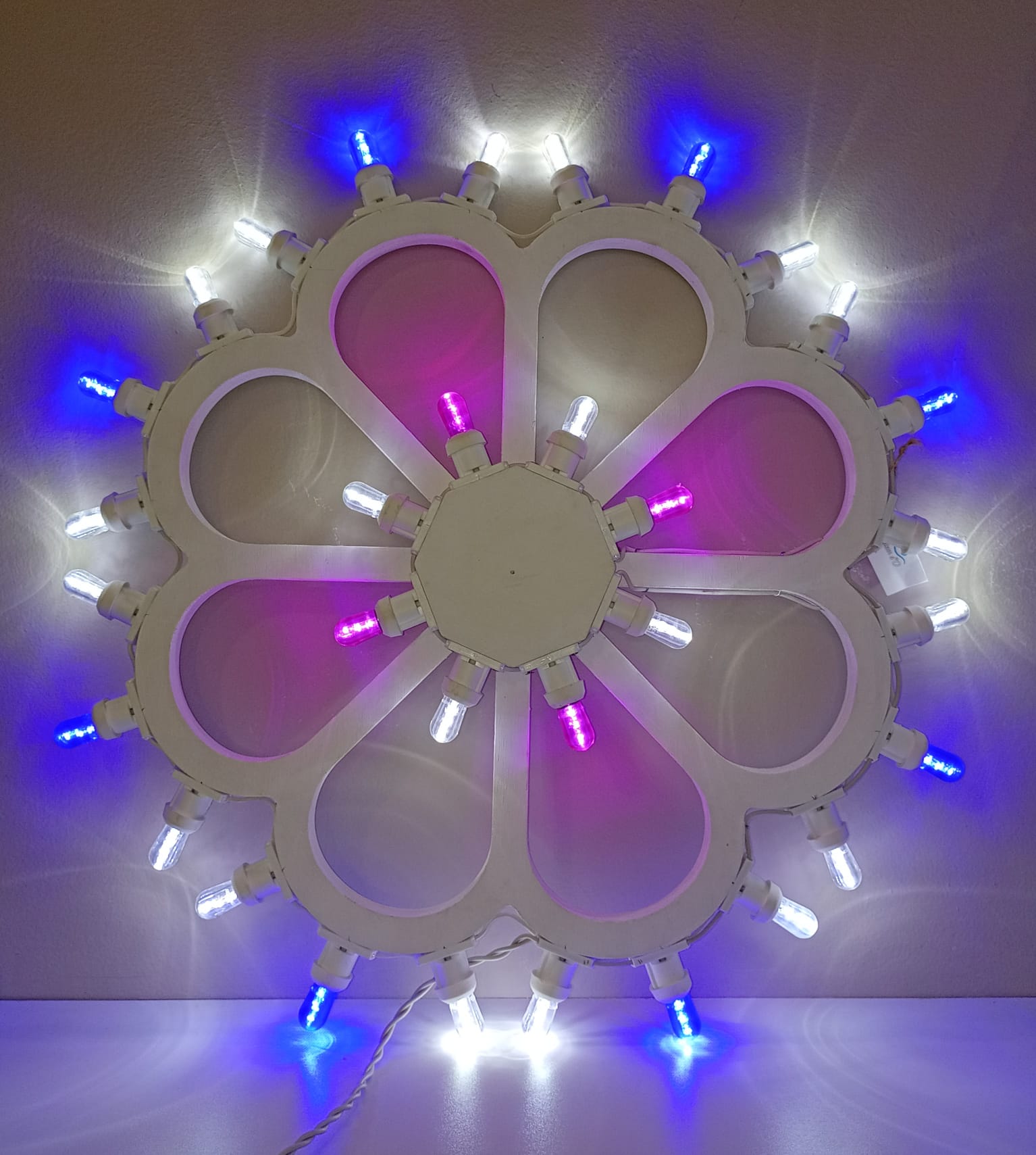 Petite rosace pour étagère – 32 ampoules LED