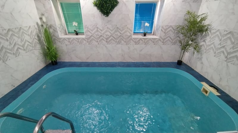 Прозорий басейн