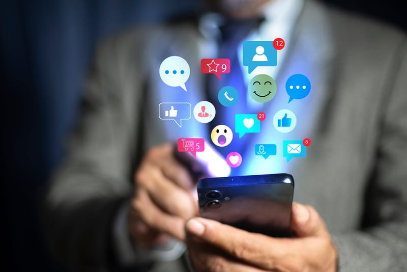 دور منصات مثل TikTok وSnapchat في جذب الجيل الجديد