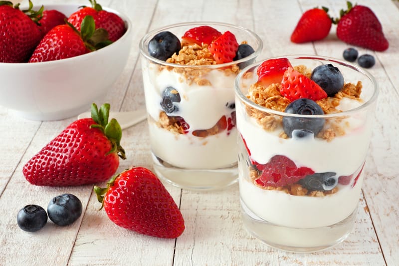 YOGURT GRIEGO CON FRUTAS DE TEMPORADA Y MUESLI