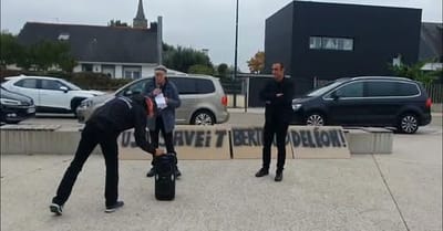 Allocution de Bertrand Deléon et d'Eugène Riguidel, samedi 11 octobre, devant la gare d'Auray.