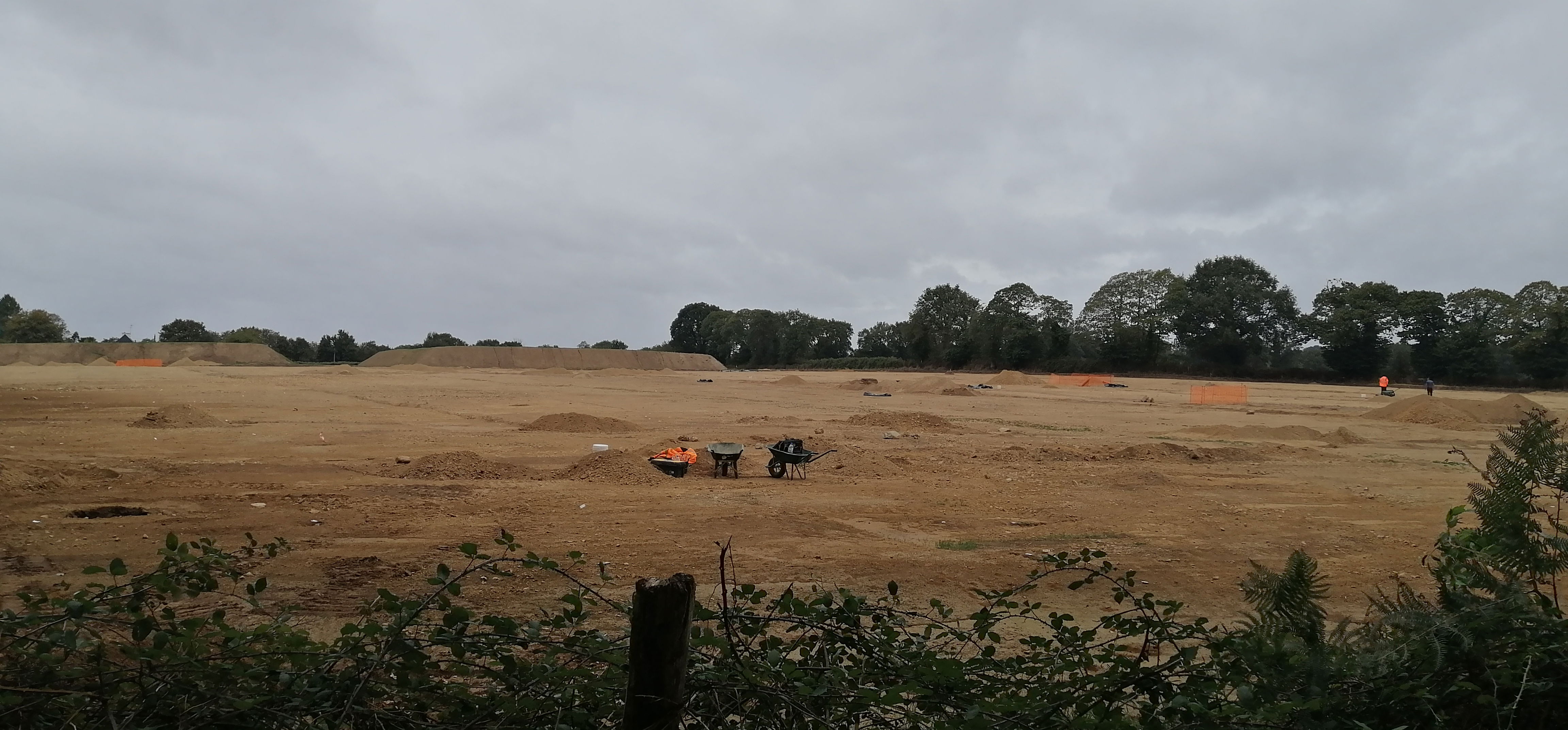 l'arasement de l'espace naturel (fouilles archéologiques en cours)