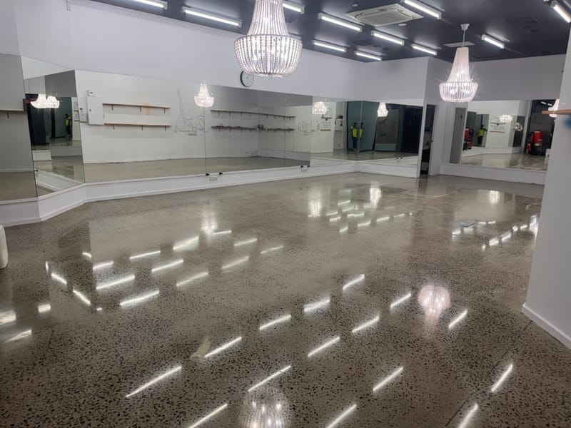 Random stone polished concrete