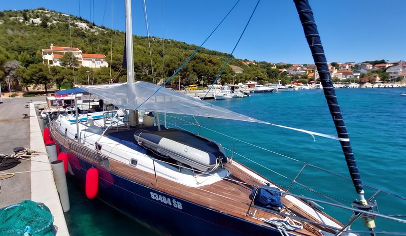 Pametna sjena na jedrilici: zaštita od sunca bez gubitka pogleda