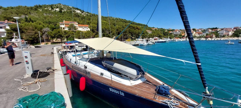 Smart shade on a sailboat: sun protection without losing the view