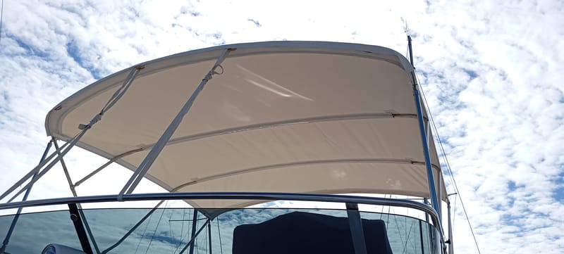 Mesh ili puni materijal za shade awning: što je bolje za zaštitu od sunca na brodu?